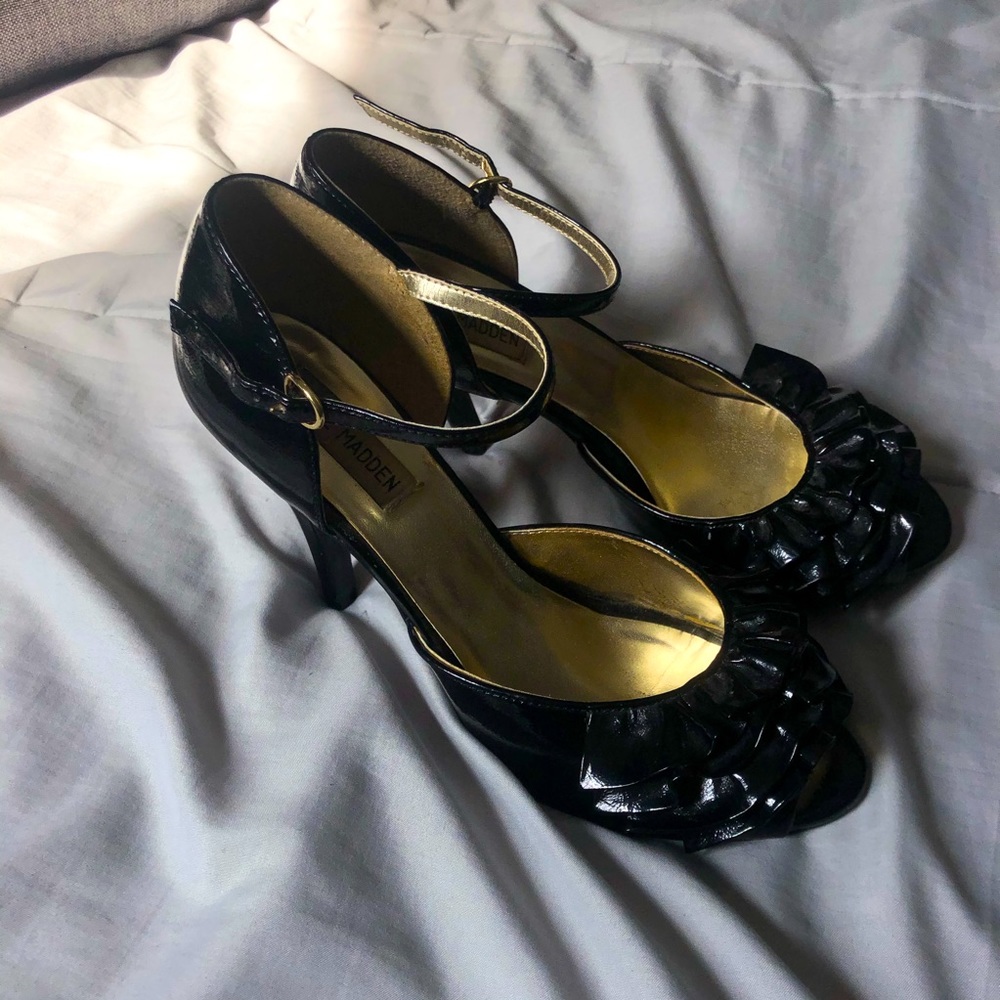 STEVE MADDEN BLACK STRAP HEELS